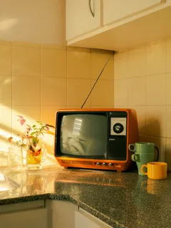 Hnědá CRT televize na hnědém dřevěném stole