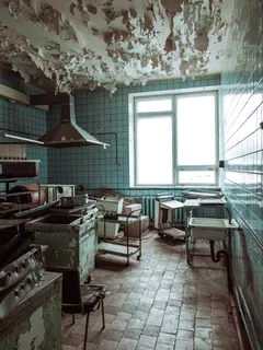 Opustená kuchyň v Pyramiden, Spitsbergen Svalbard, starý dřevěný stůl