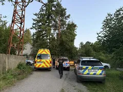 Policie a zdravotnická záchranná služba u místa zásahu na venkovské cestě