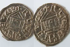 Staré stříbrné mince s rytinou, historická česká numismatika, detailní záběr.