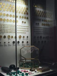 Vitrína s různými zlatými mincemi