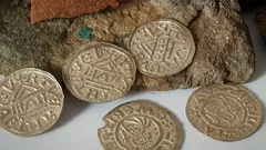 Středověké stříbrné mince českého původu nalezené u kamene