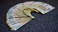 Balík papírových bankovek symbolizující dobré placené zaměstnání