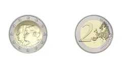 Dvě euromince, přední a zadní strana dvoueurové mince na bílém pozadí