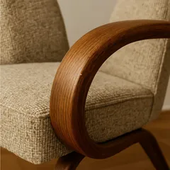 Detail retro křesla s dřevěnou područkou a béžovým čalouněním