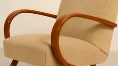 Detail retro křesla s dřevěnými opěrkami a béžovým čalouněním