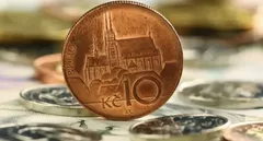 Česká desetikoruna mince s motivem katedrály na jiných mincích pozadí