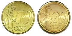 Euromince 50 centů a 20 centů vedle sebe, detail přední strany mincí.