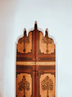 hnědé a béžové dřevěné dveře s květinovým vzorem, marocká architektura