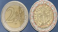 Dvě strany dvoueurové mince, evropská a francouzská národní strana s motivem stromu.