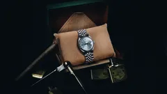 Stříbrné a černé chronograf hodinky detail